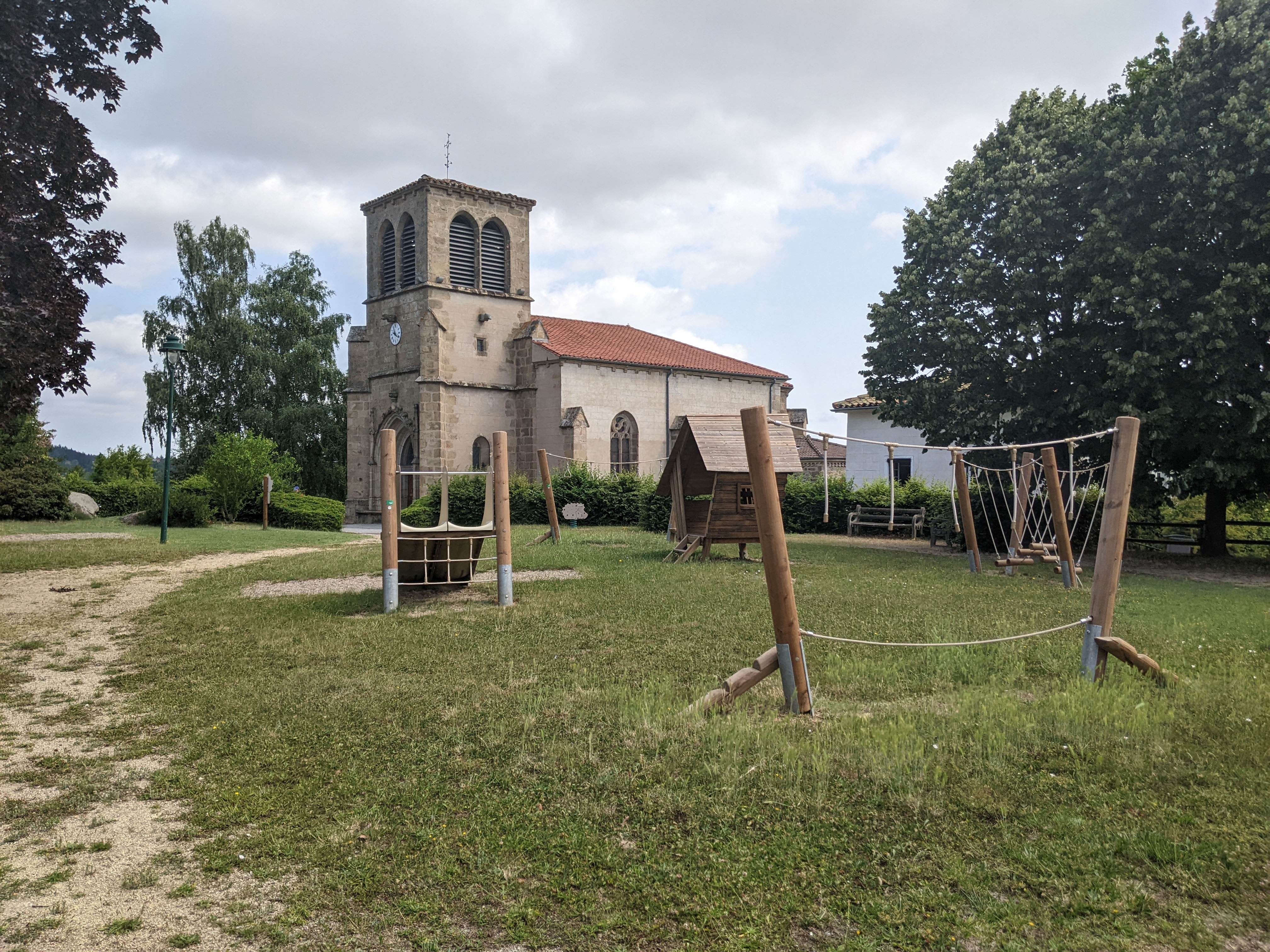 Église de Trelins et son aire de jeux